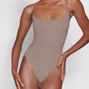 SKIMS // FITS EVERYBODY // CAMI BODYSUIT // UMBER // XS